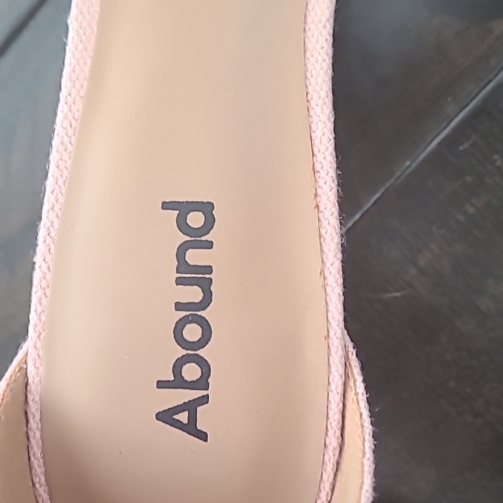 NWOT AND NWOB ABOUND SIZE 9 2' BLOCK HEELS - Picture 2 of 9